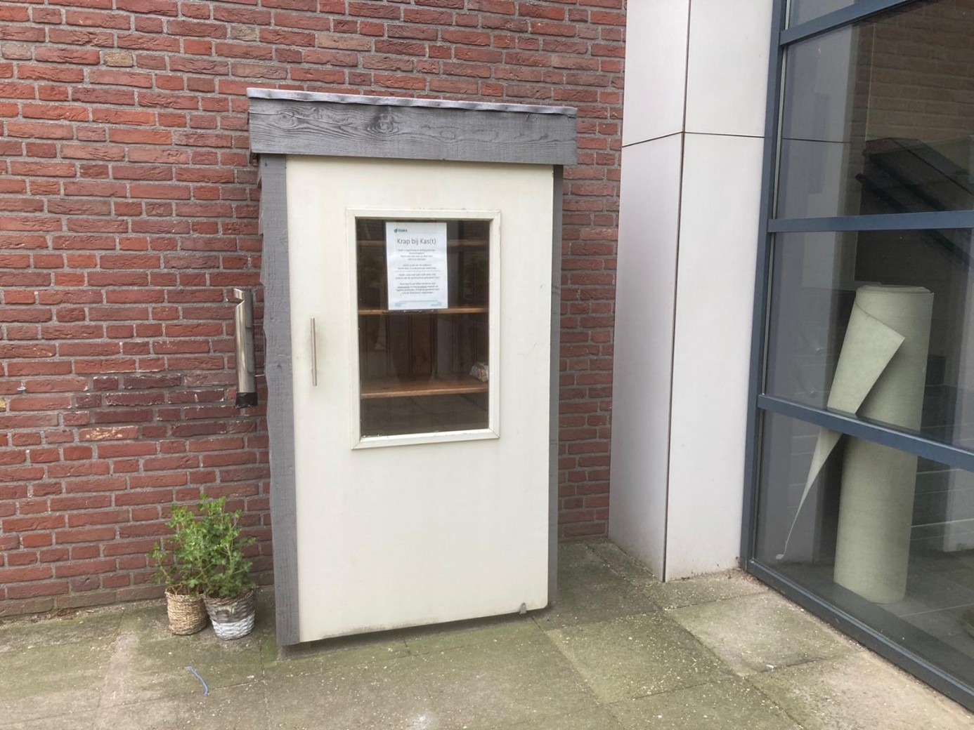 Dit is een voorbeeld van een voedselkast. Aan de Maasdijkse Dorpskast wordt nog gewerkt.
